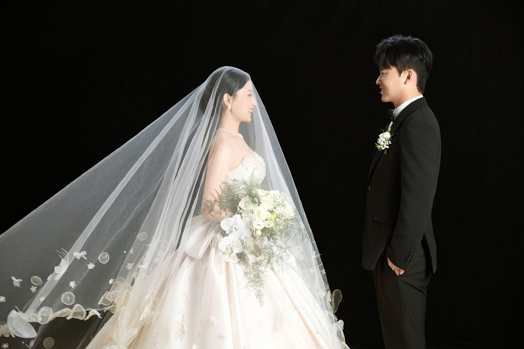 曹宇飞与陈泓键隔着头纱相望的婚纱照