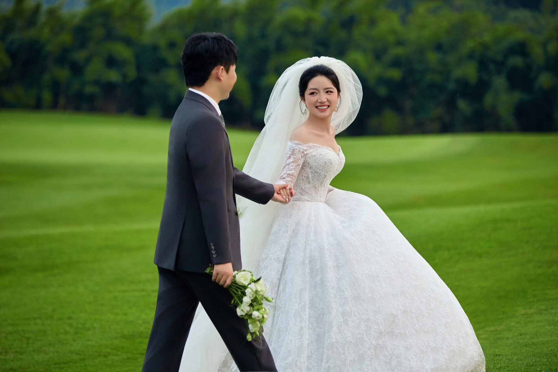 曹宇飞与陈泓键携手走过绿地的婚纱照